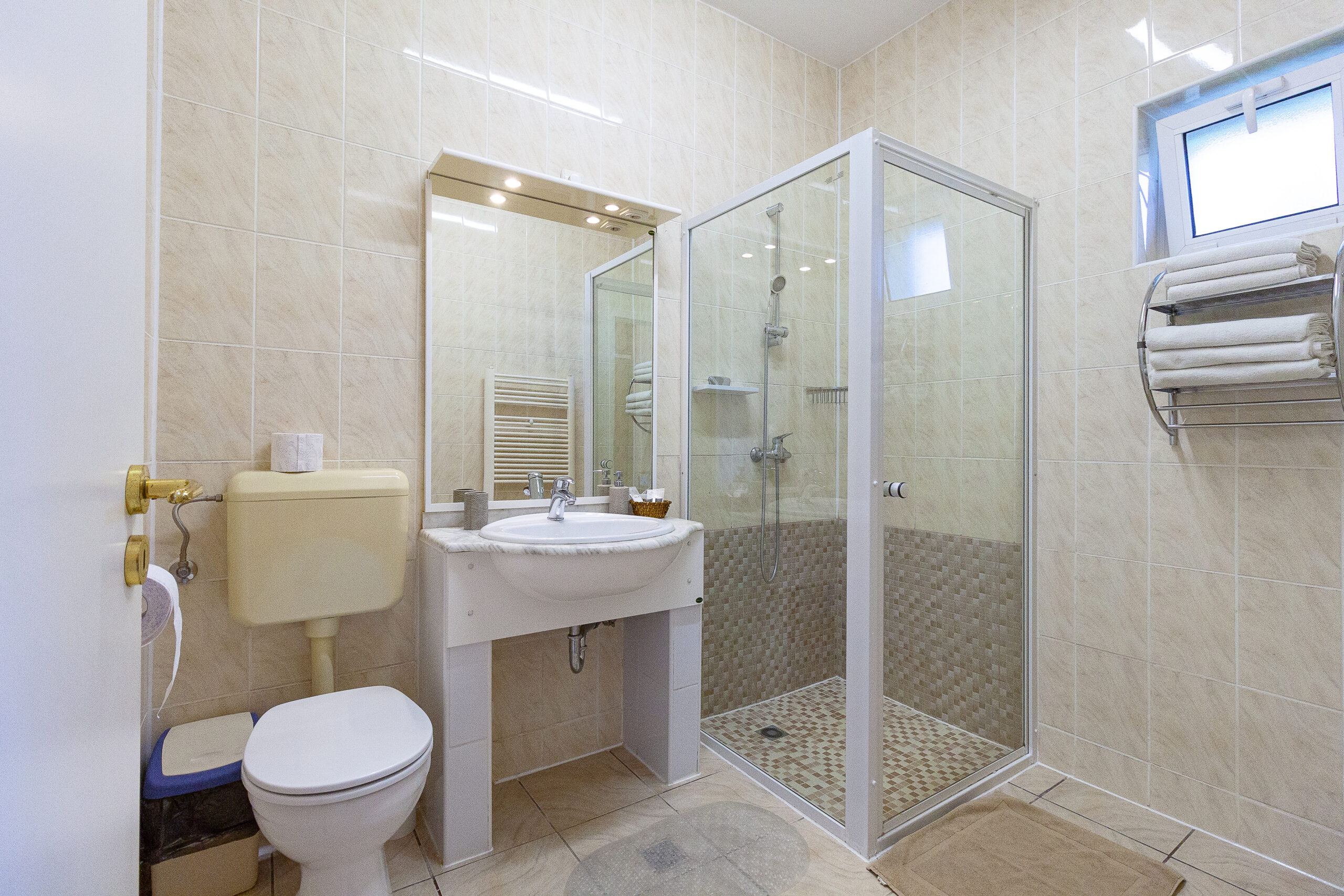 camera tripla casa ana vama veche